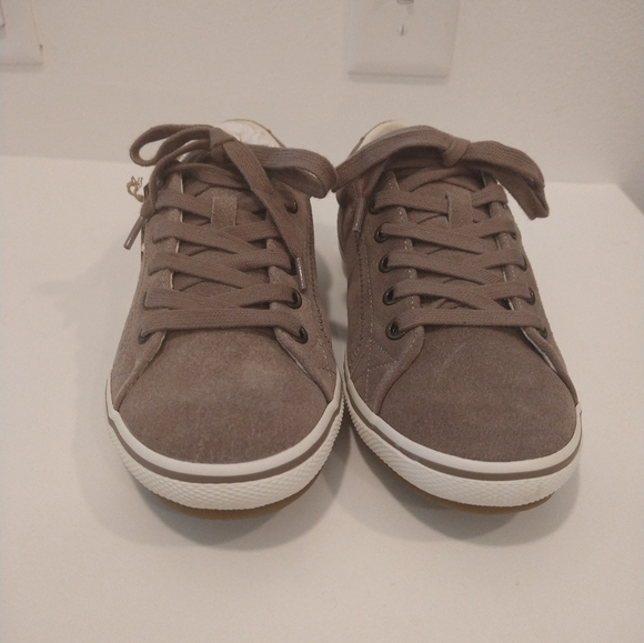 Taos Retro Star Sneakers (new in box) - Picture 6 of 8